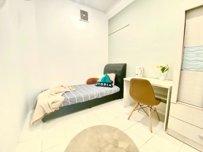 Prime Location Room 📍 with LRT PWTC and Sunway Putra Mall Access - Only 2 Min Walk 🚶‍♀️ - BISTARI CONDOMINIUM