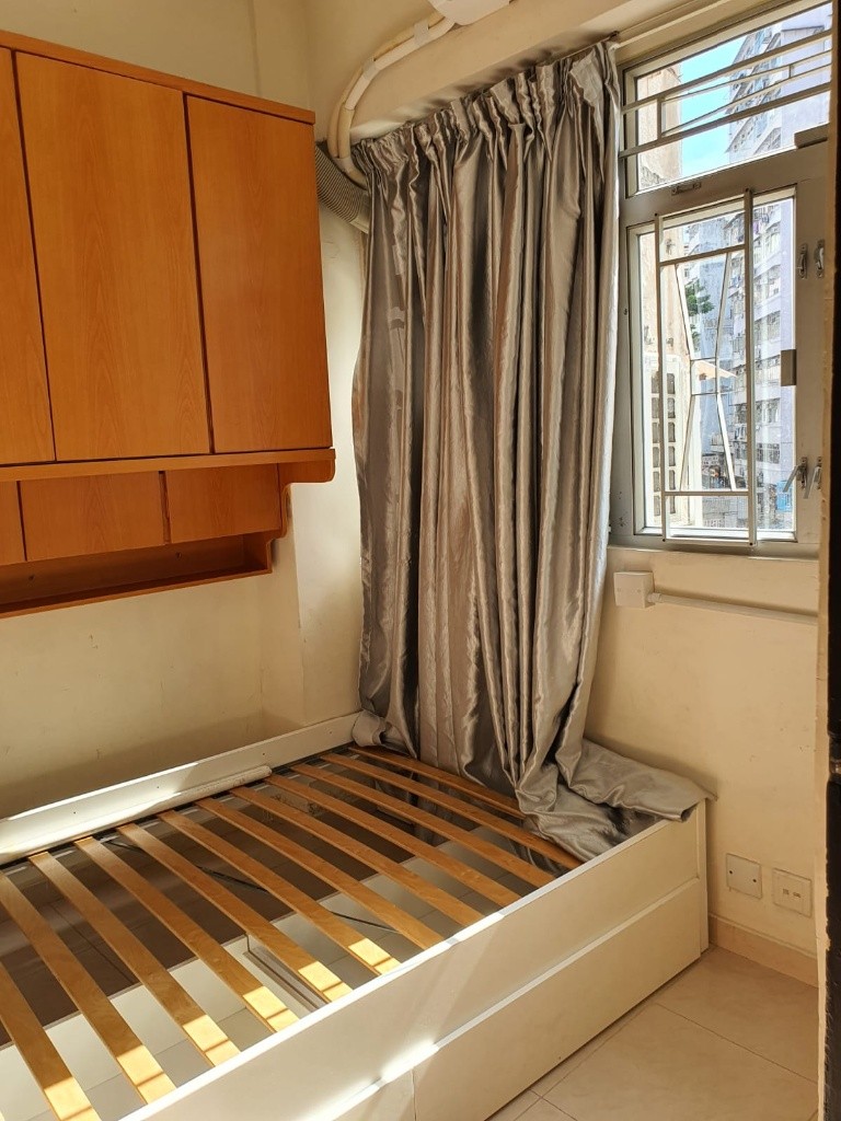 免傭 1分鐘太子港鐵站 唐二樓大2房1廳大平臺 街景 地產勿擾Commission-free. 2-bedroom flat on 2F for rent in Prince Edward low-rise building in Mong Kok. 1 minute MTR.  - 太子 - 住宅 (整間出租) - Homates 香港