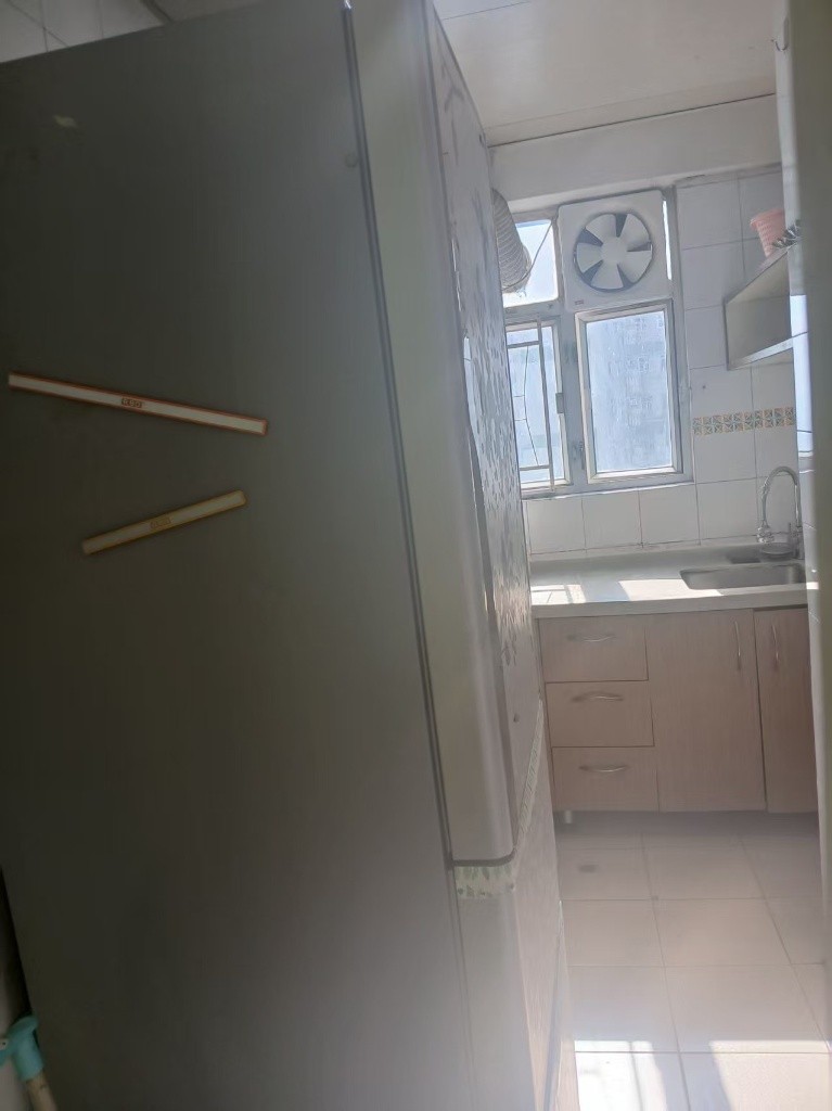 Master bedroom with ensuite bathroom, with basic furniture, high rise with sea view - 屯门 - 住宅 (整间出租) - Homates 香港