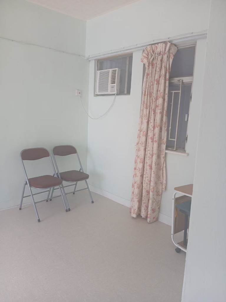 Master bedroom with ensuite bathroom, with basic furniture, high rise with sea view - 屯门 - 住宅 (整间出租) - Homates 香港