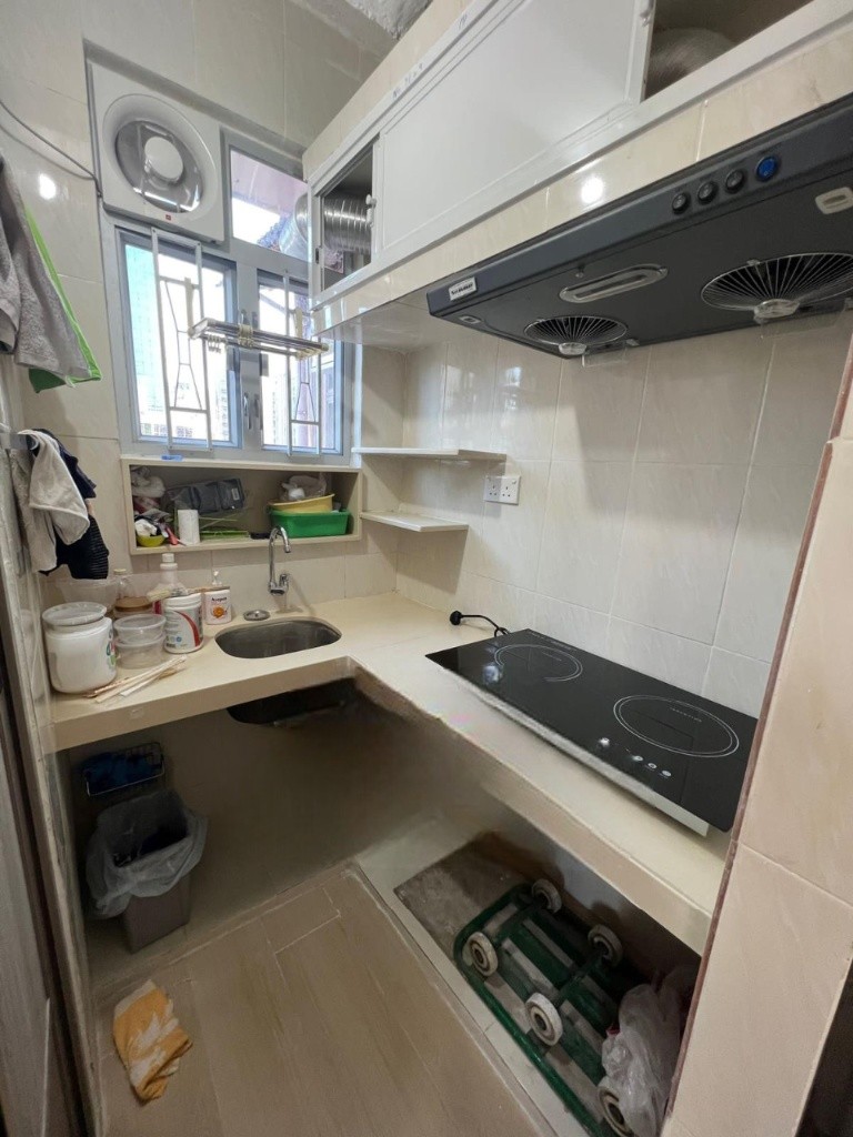 6650.2975 WhsApp Two-bedroom unit with one empty room, newly renovated, available for separate rental or shared accommodation. High floor with roof. Utilities included. Excellent ventilation, clean an - Homates 香港