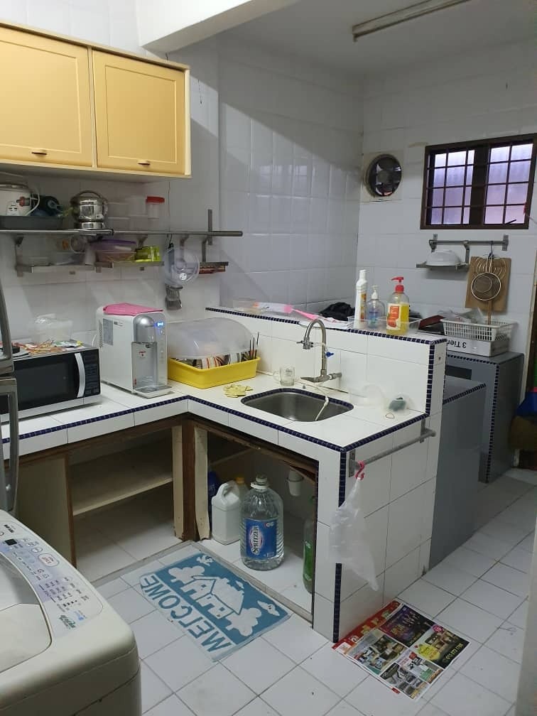 Middle Room at Taman Puchong Indah, Puchong -  - 房間 (合租／分租) - Homates 馬來西亞