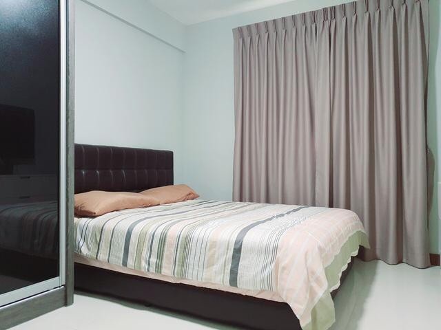 Master Bedroom with private toilet &amp; Kitchen - Jurong West - Bedroom - Homates Singapore
