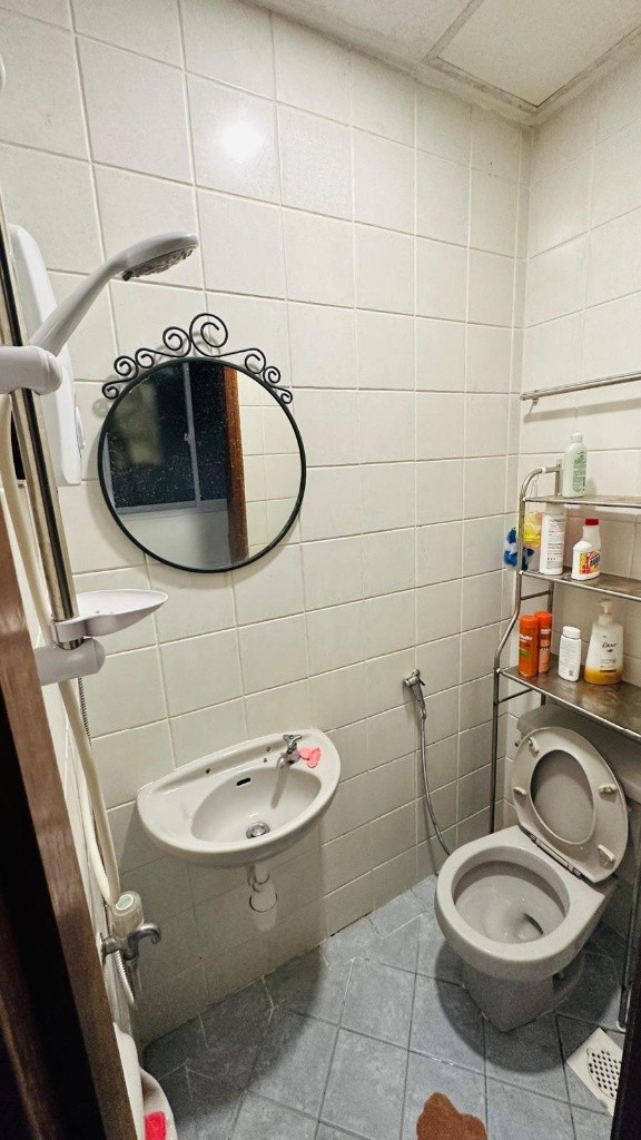 Room For Rent - Pinetree Condominium - Bukit Timah - Flat - Homates Singapore